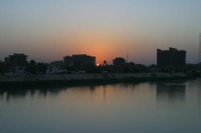 منظر للغروب في بغداد علي نهر دجلة